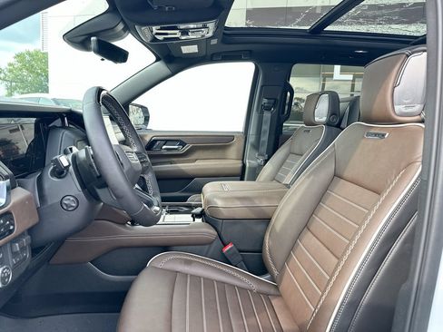 Used 2026 GMC Yukon Denali Ultimate w/ LPO, Illumination Package AWD/4WD image 8