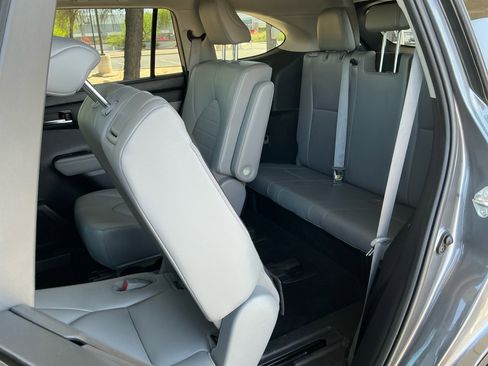 Used 2021 Toyota Highlander XLE FWD image 17
