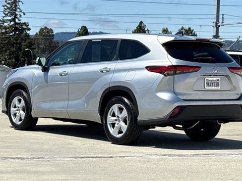Used 2023 Toyota Highlander LE FWD image 5