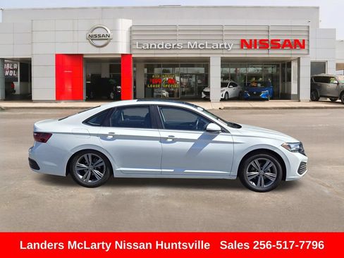 Used 2024 Volkswagen Jetta SE w/ Panoramic Sunroof Package FWD image 2