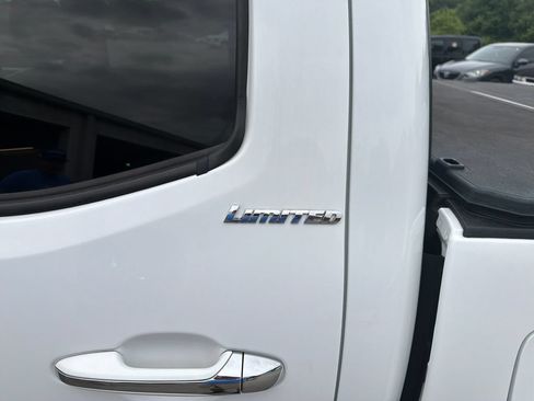 Used 2017 Toyota Tacoma Limited AWD/4WD image 5