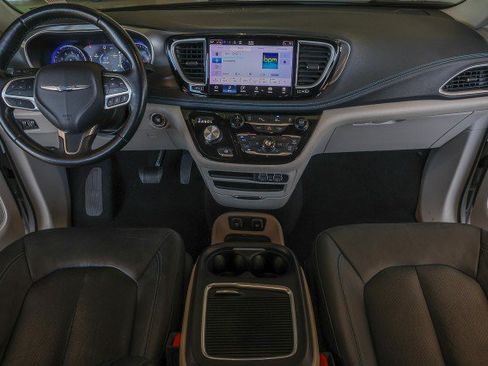 Used 2021 Chrysler Pacifica Touring-L FWD image 40