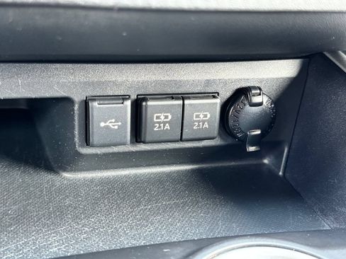 Used 2020 Toyota Highlander LE AWD/4WD image 28