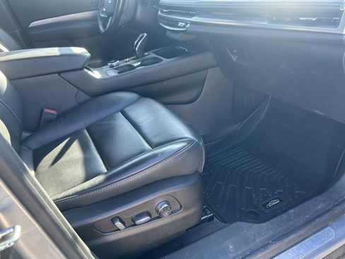 Used 2024 Cadillac XT4 Premium Luxury image 3
