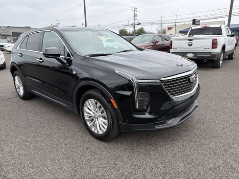 Used 2024 Cadillac XT4 Luxury w/ Cold Weather Package FWD image 7
