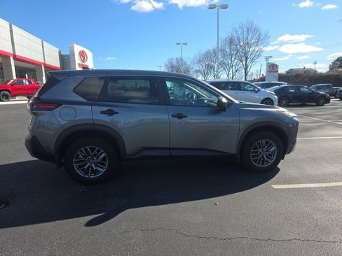 Used 2023 Nissan Rogue S image 4
