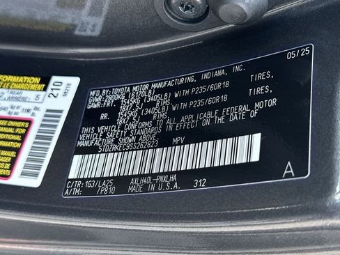 Used 2025 Toyota Sienna Limited FWD image 31