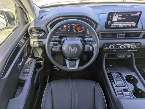 Used 2025 Honda Pilot Elite image 17