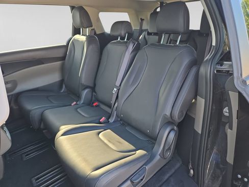 Used 2026 Kia Carnival FWD image 16