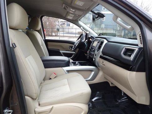 Used 2017 Nissan Titan SV image 16
