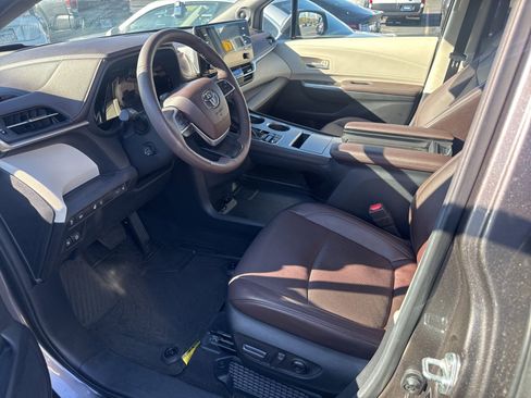Used 2024 Toyota Sienna Platinum image 5