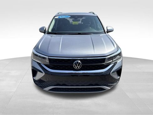 Used 2024 Volkswagen Taos SE FWD image 3