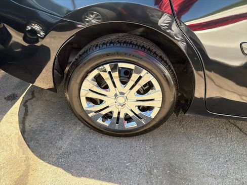 Used 2018 Toyota Corolla LE FWD image 5