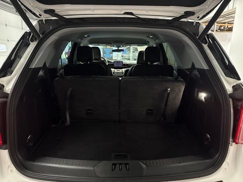 Used 2024 Ford Explorer XLT w/ Equipment Group 202A AWD/4WD image 31