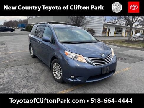 Used 2017 Toyota Sienna XLE Premium image 1