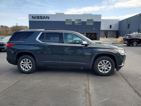 Used 2018 Chevrolet Traverse LT image 2