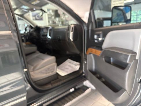Used 2018 Chevrolet Silverado 1500 LTZ w/ LTZ Plus Package AWD/4WD image 28