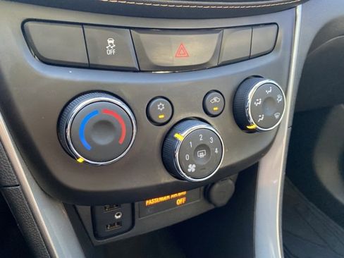 Used 2020 Chevrolet Trax LT w/ LT Convenience Package image 18