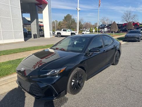 Used 2026 Toyota Camry SE w/ Convenience Package image 3
