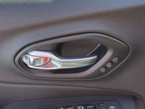 Used 2021 Jeep Cherokee Trailhawk w/ Premium Leather Package image 16