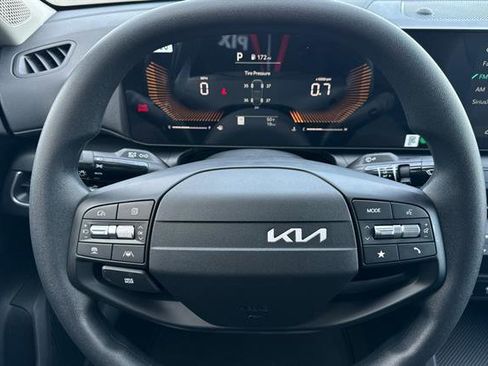 New 2025 Kia K4 LXS image 24