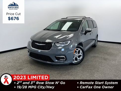 Used 2023 Chrysler Pacifica Limited image 1