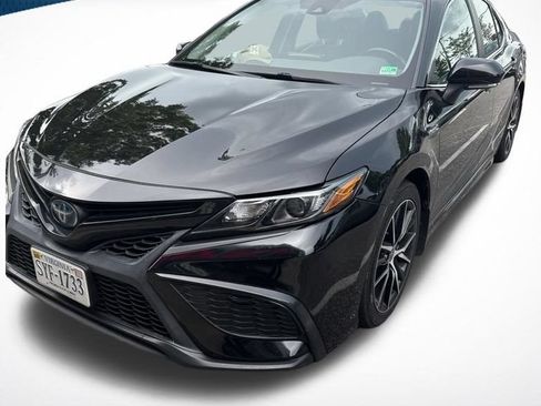 Used 2021 Toyota Camry SE w/ Cold Weather Package FWD image 1