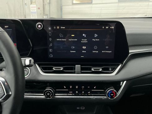 Used 2025 Chevrolet Equinox LT image 23