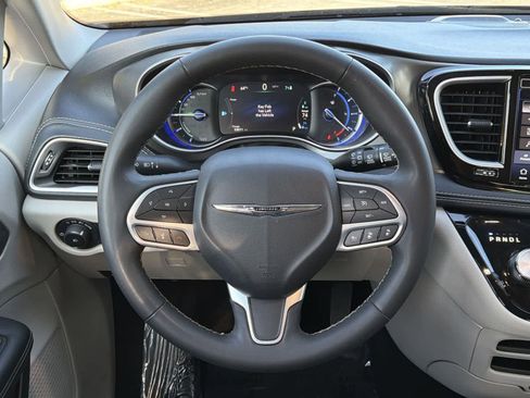 Used 2024 Chrysler Pacifica Select image 11