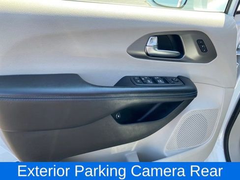 Used 2021 Chrysler Pacifica Touring-L image 18