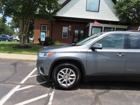 Used 2020 Chevrolet Traverse LT w/ LPO, Cargo Package AWD/4WD image 2
