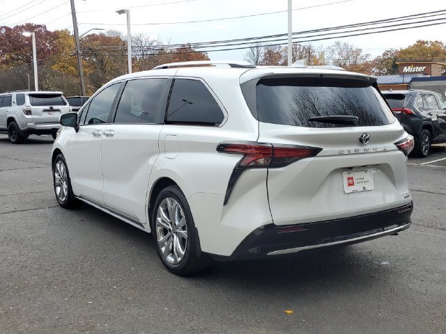Used 2024 Toyota Sienna Platinum FWD image 3