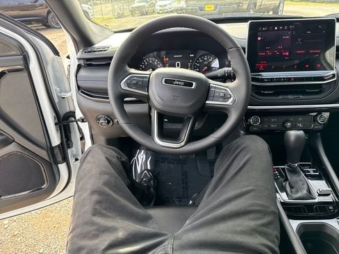 New 2026 Jeep Compass Latitude image 17