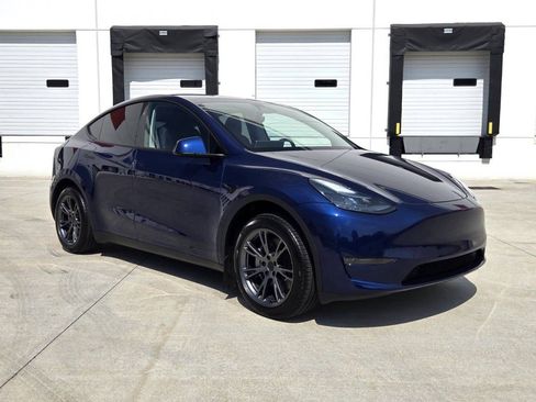 Used 2024 Tesla Model Y Long Range RWD image 3