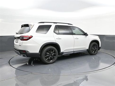 New 2025 Honda Pilot Touring image 14
