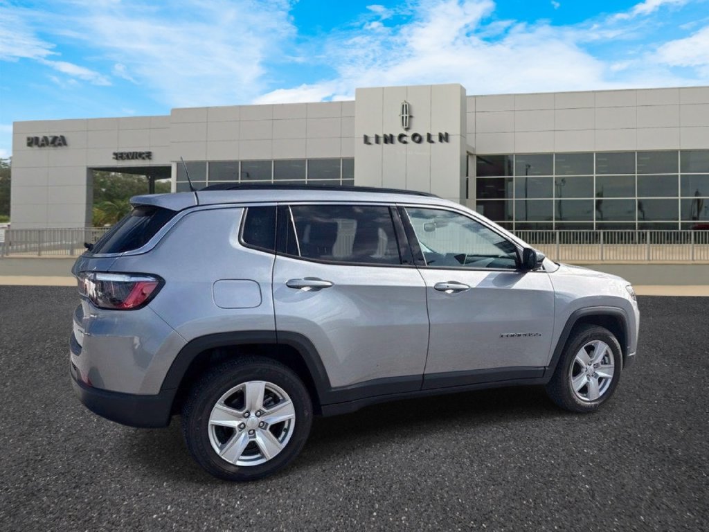 Used 2022 Jeep Compass Latitude w/ Convenience Group AWD/4WD image 3
