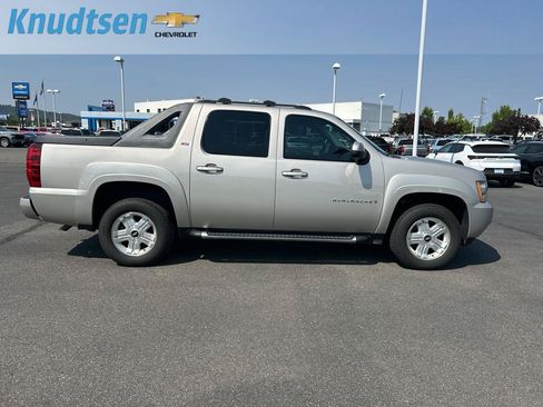 Used 2009 Chevrolet Avalanche LT w/ Luxury Package AWD/4WD image 6
