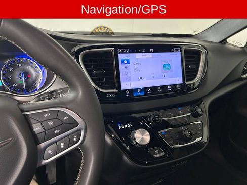 Used 2025 Chrysler Pacifica Select FWD image 3