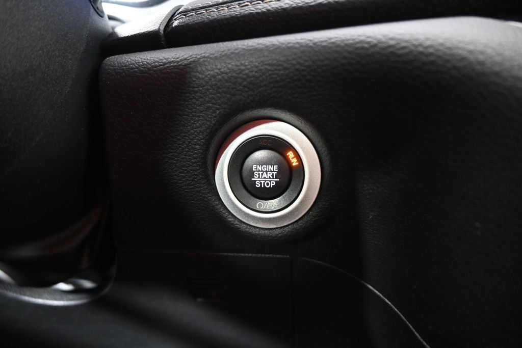 Used 2025 Chrysler Pacifica Limited FWD image 35
