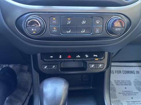 Used 2022 Chevrolet Colorado Z71 image 17