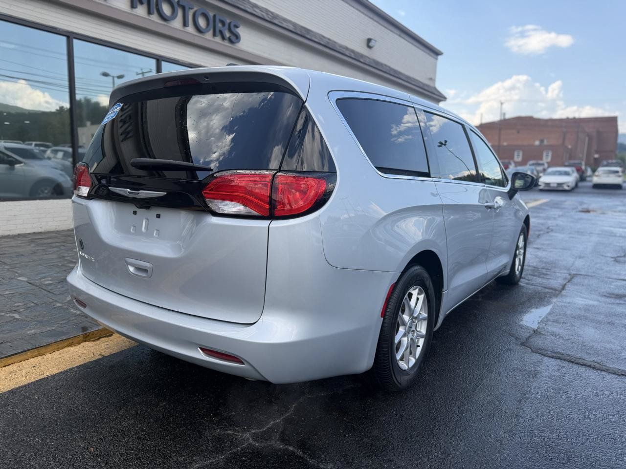 Used 2024 Chrysler Voyager LX FWD image 3