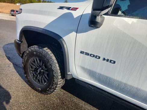 Used 2025 Chevrolet Silverado 2500 ZR2 w/ Technology Package image 54