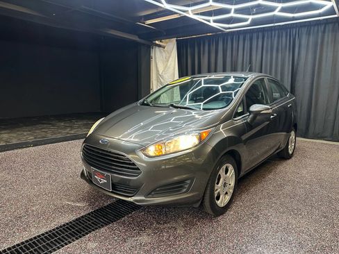 Used 2015 Ford Fiesta SE image 3