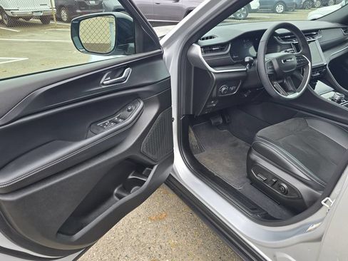 Used 2025 Jeep Grand Cherokee Altitude AWD/4WD image 17