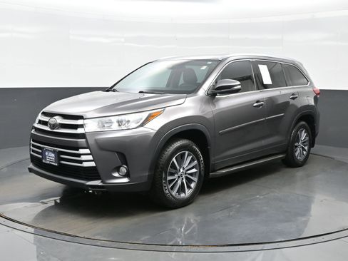 Used 2019 Toyota Highlander XLE AWD/4WD image 2