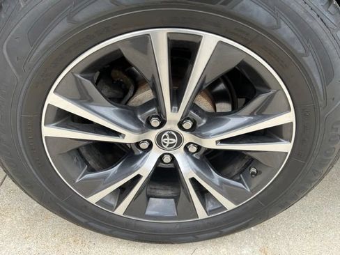 Used 2019 Toyota Highlander LE AWD/4WD image 7