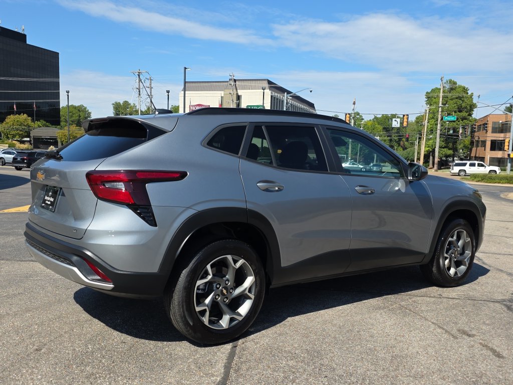 Used 2025 Chevrolet Trax LT FWD image 5