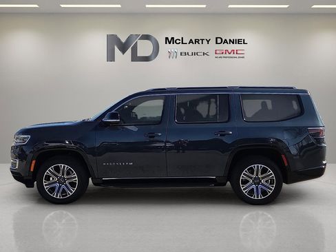 Used 2025 Jeep Wagoneer 4WD image 3