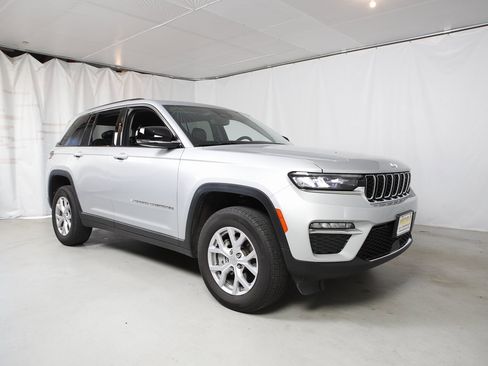 Used 2022 Jeep Grand Cherokee Limited image 12