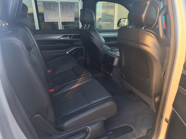 Used 2026 Jeep Grand Wagoneer L 4WD w/ Premium Group I image 9
